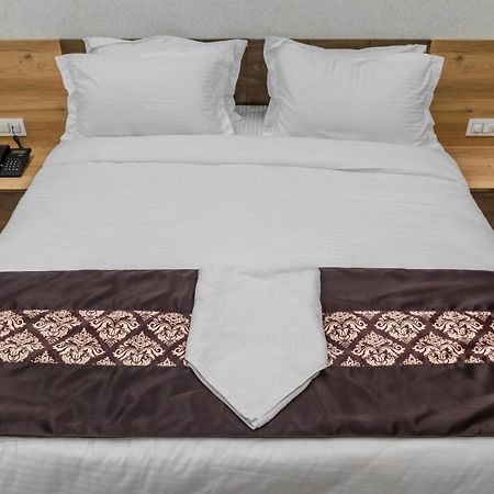 Meridian Hotel & Banquet 수라트 외부 사진