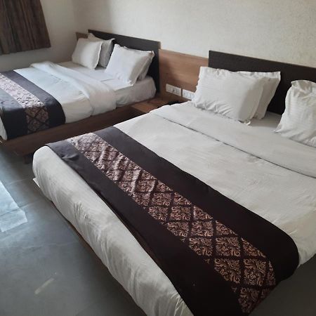 Meridian Hotel & Banquet 수라트 외부 사진