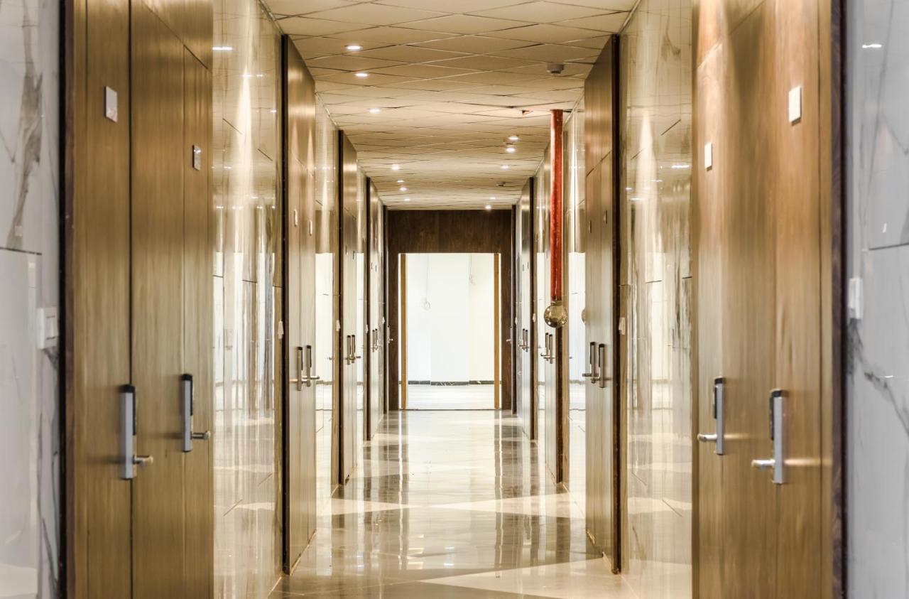 Meridian Hotel & Banquet 수라트 외부 사진