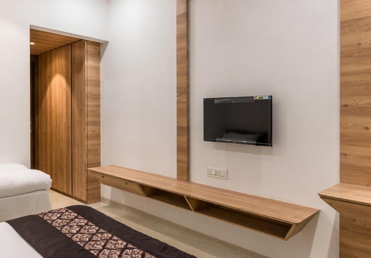 Meridian Hotel & Banquet 수라트 외부 사진