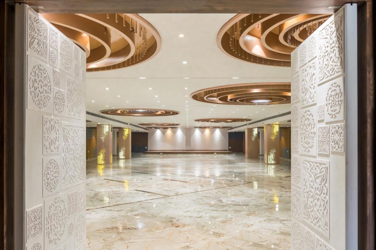 Meridian Hotel & Banquet 수라트 외부 사진