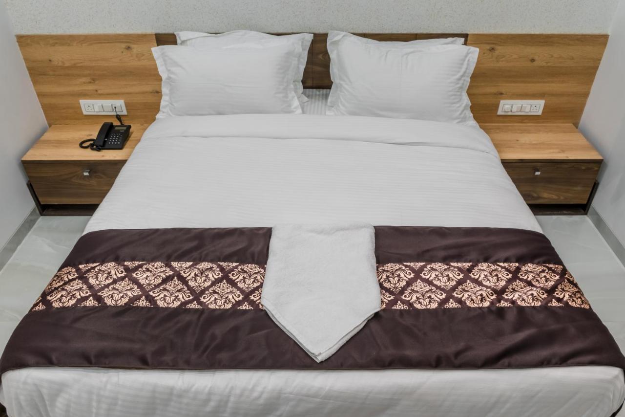 Meridian Hotel & Banquet 수라트 외부 사진