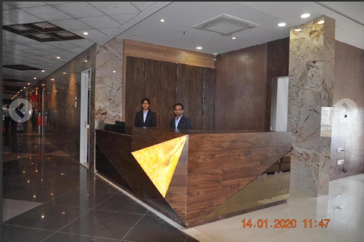 Meridian Hotel & Banquet 수라트 외부 사진