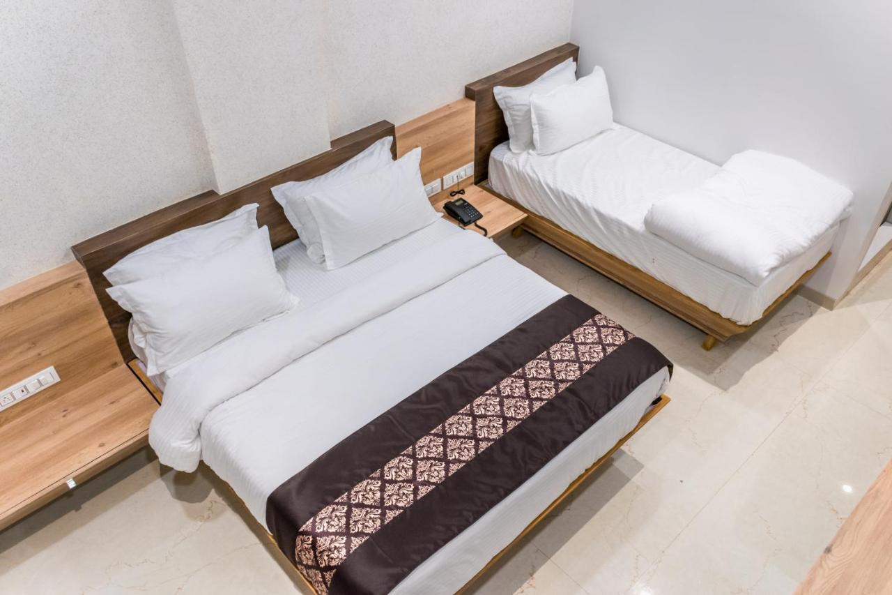 Meridian Hotel & Banquet 수라트 외부 사진