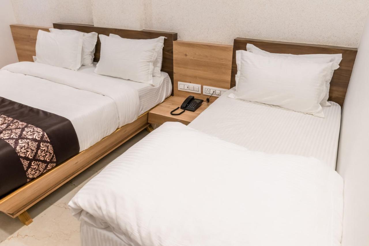 Meridian Hotel & Banquet 수라트 외부 사진