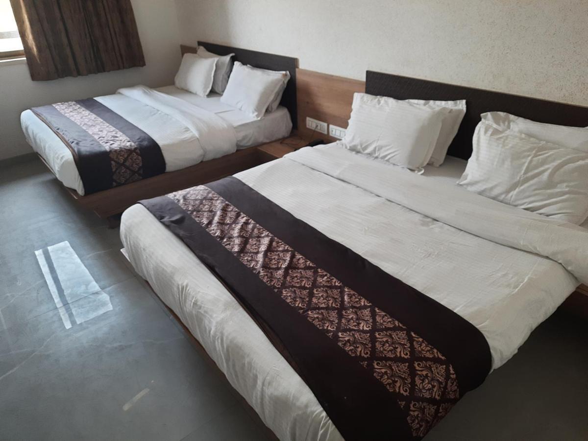 Meridian Hotel & Banquet 수라트 외부 사진